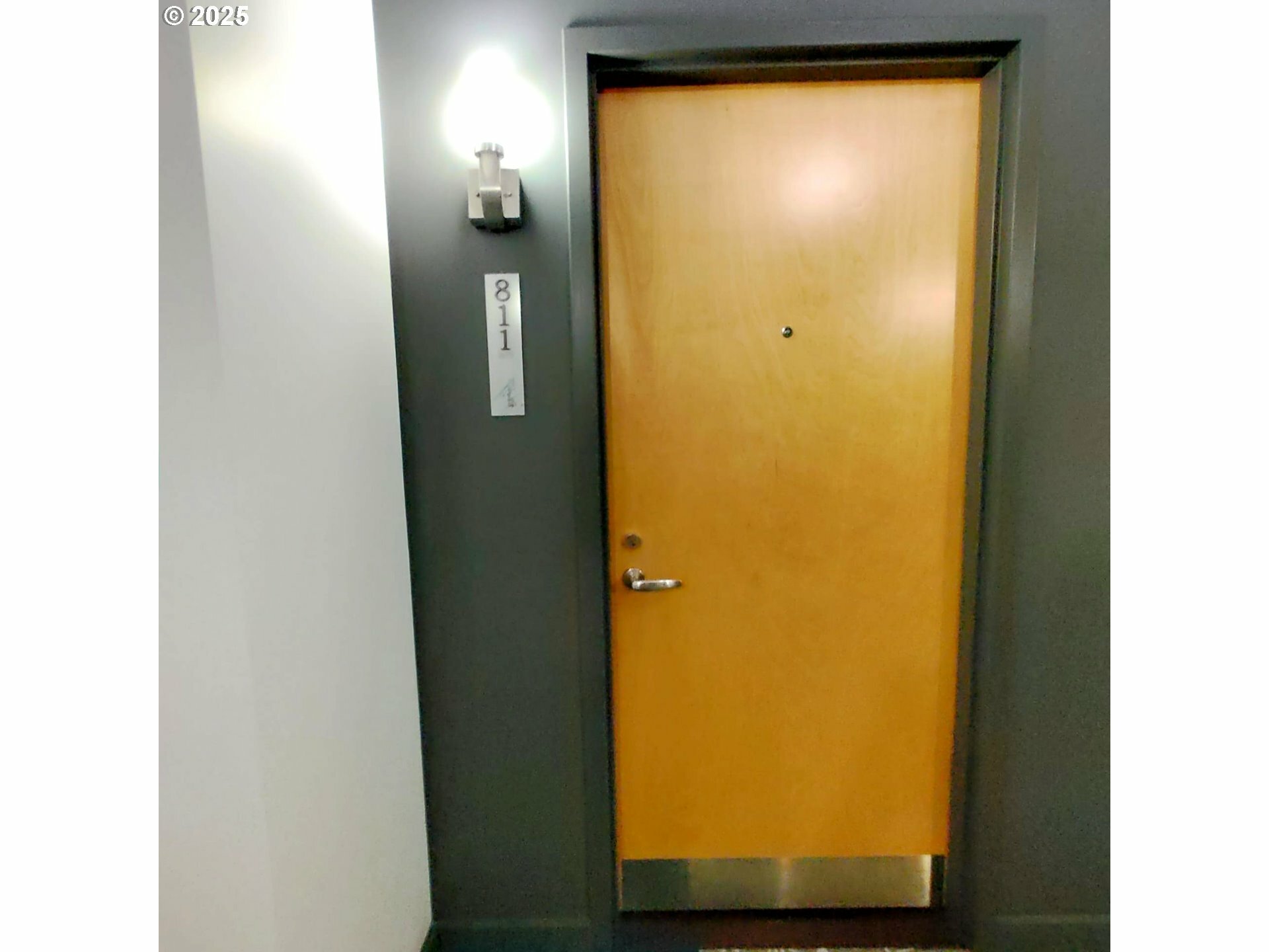 Property Photo: 1926 W Burnside St 811 OR 97209