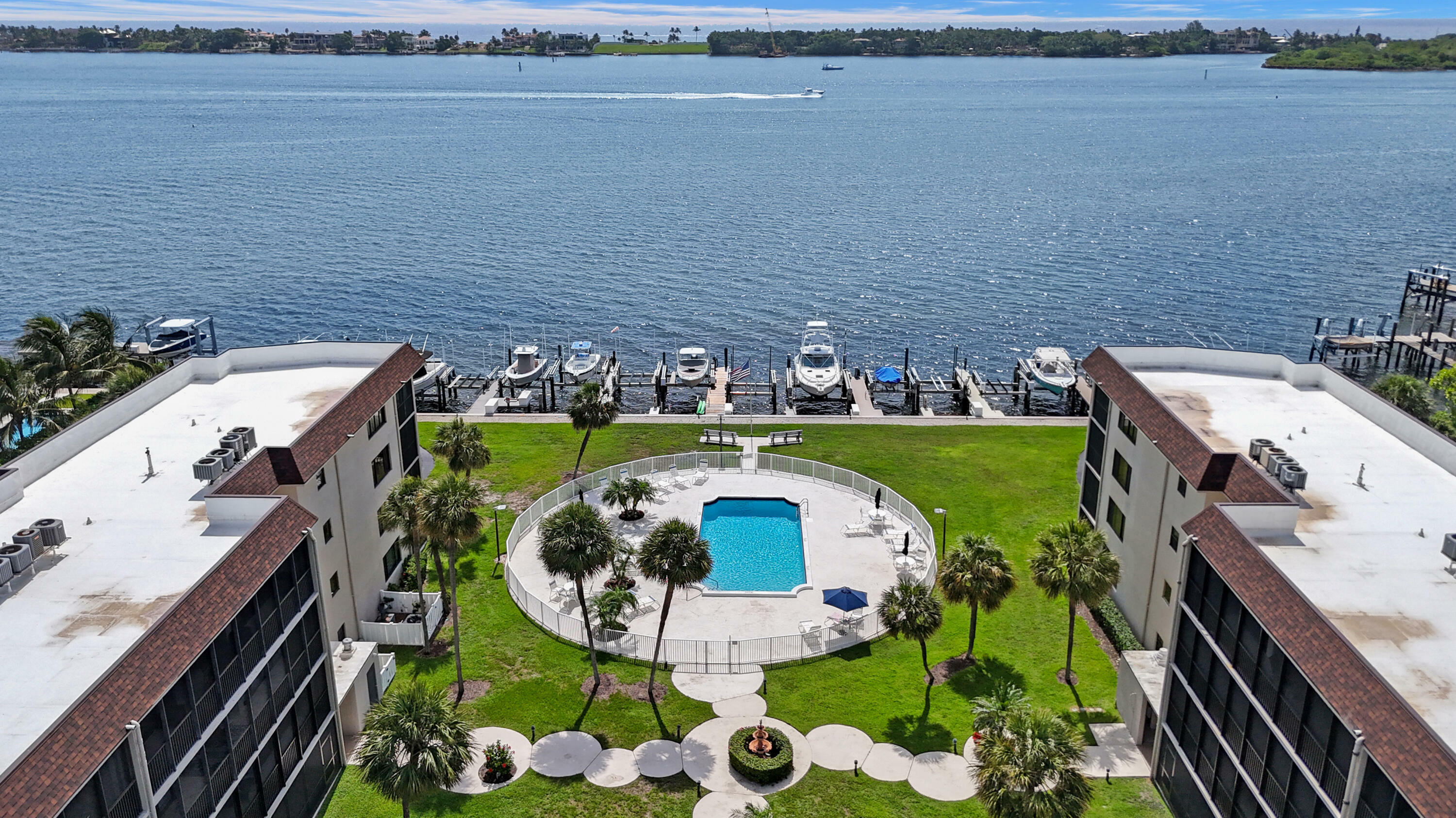 Property Photo: 2424 N Federal Highway 315 FL 33435