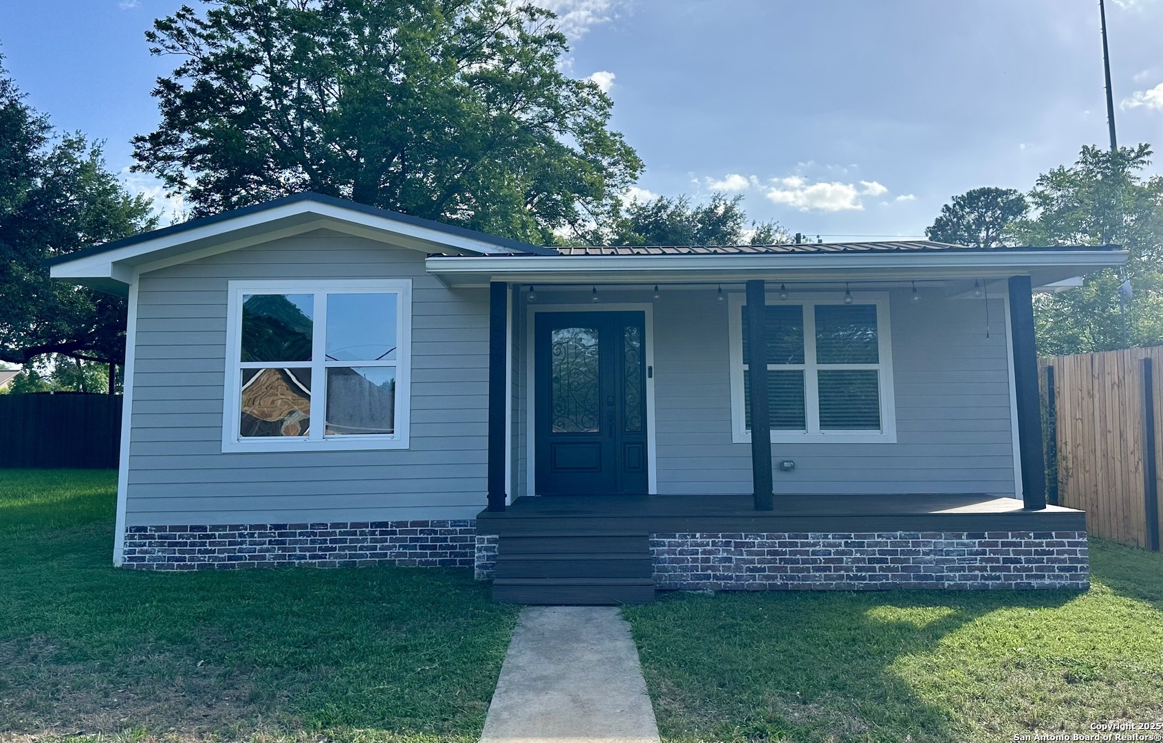 Property Photo: 209 S 4th St TX 78160