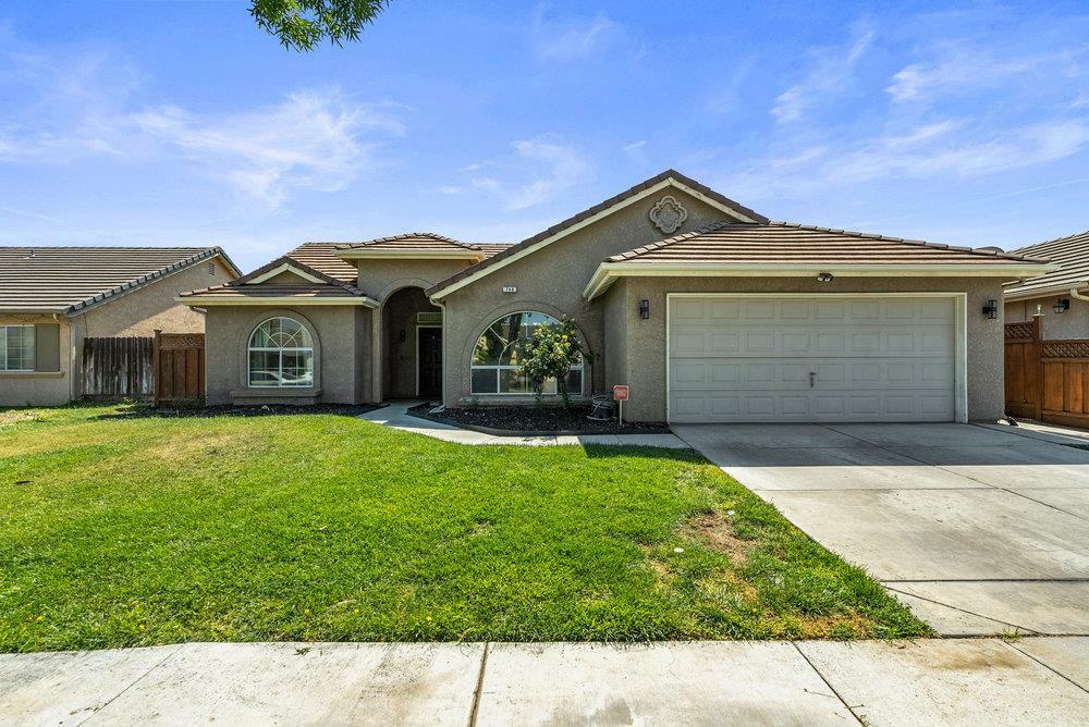 Property Photo: 748 Ashbury Court CA 93635