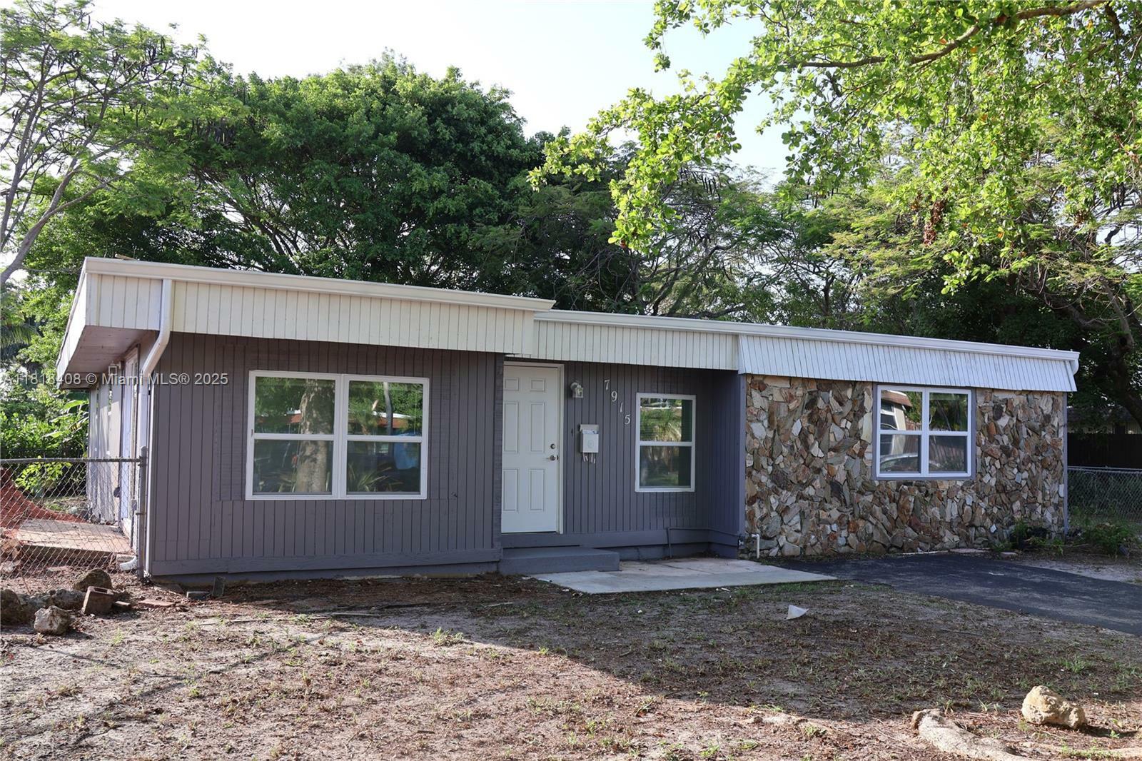 Property Photo: 7915 NW 73rd Ave 7915 FL 33321