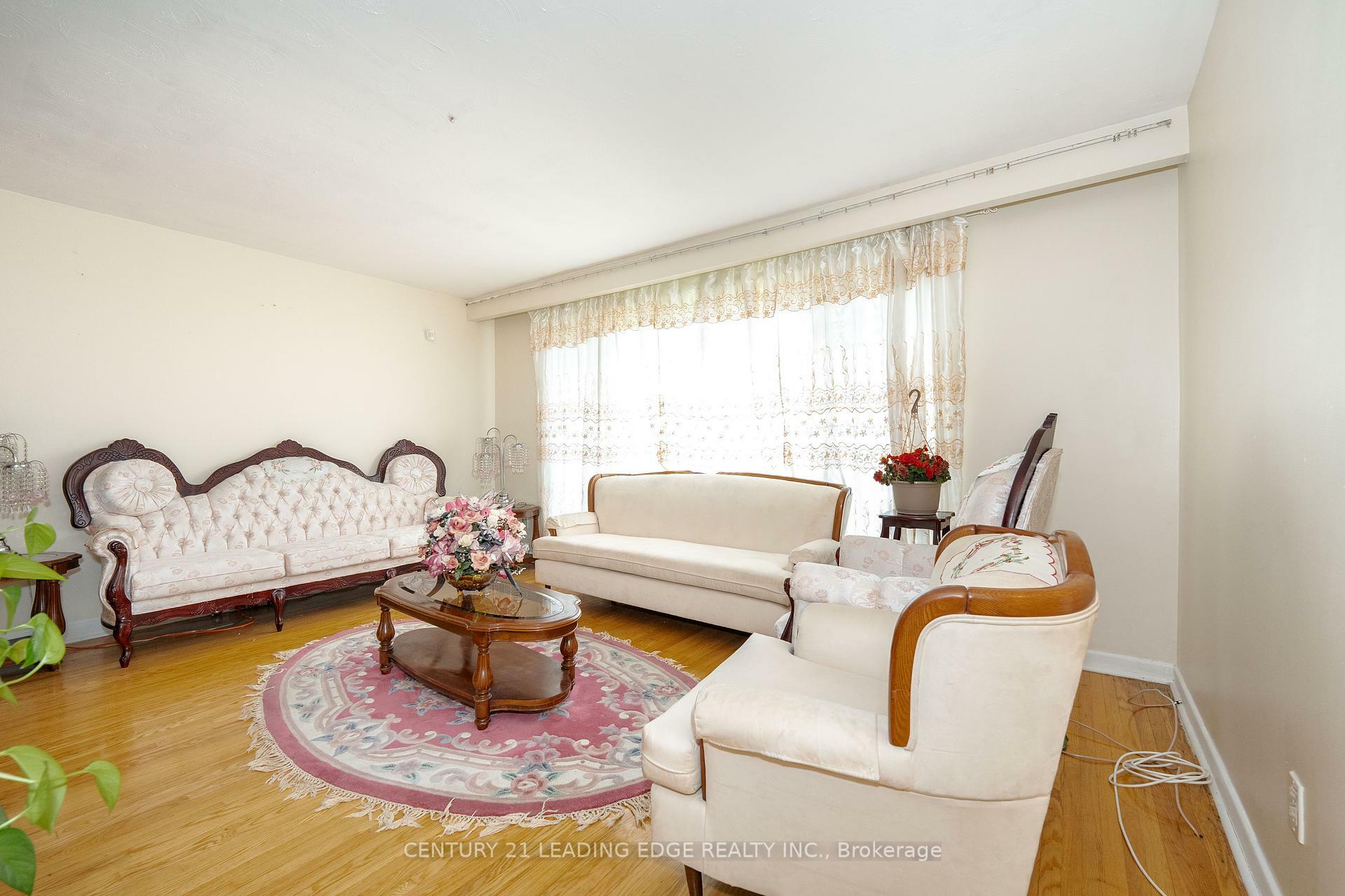 Property Photo: 6 Ravenrock Court ON M3A 2Y9