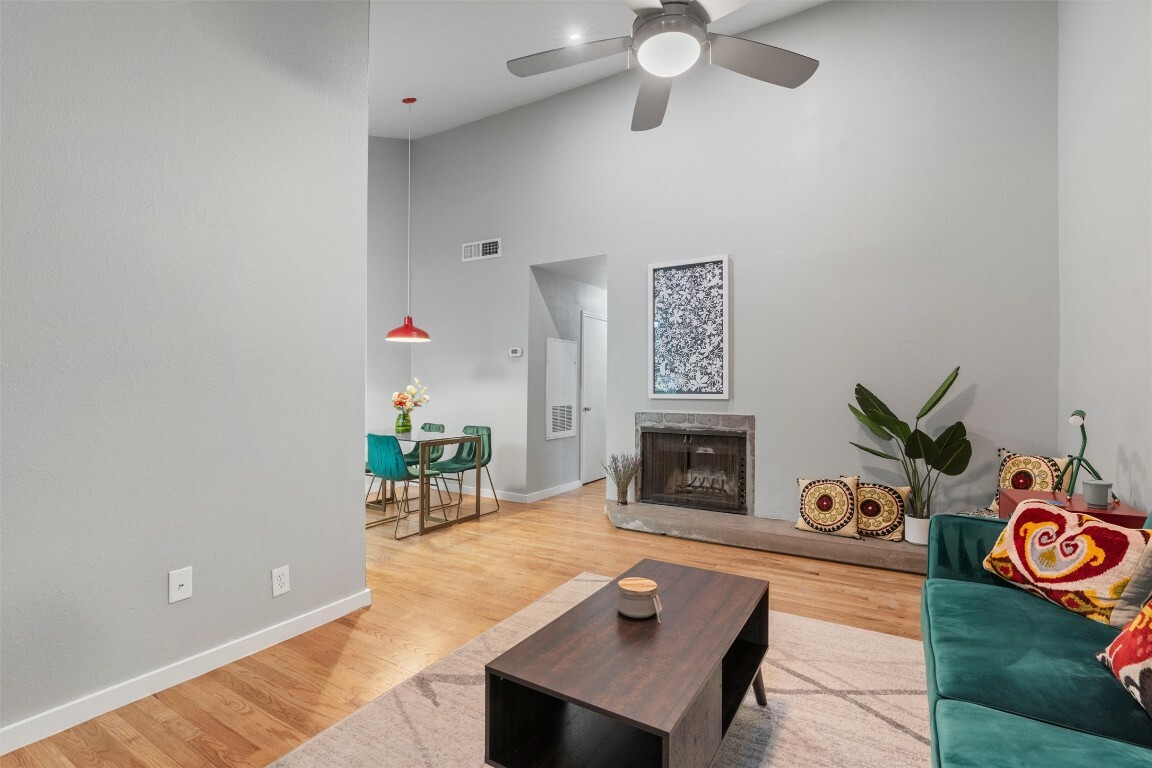 Property Photo: 203 E 31st Street 304 TX 78705