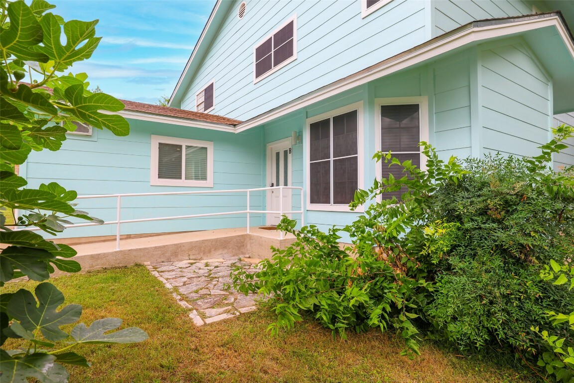 2008 Kenneth Avenue B  Austin TX 78741 photo