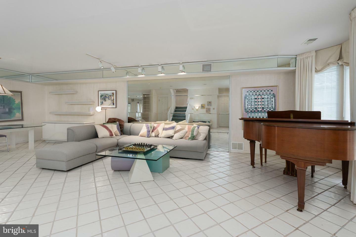 Property Photo: 14 Kensington Court NJ 08540