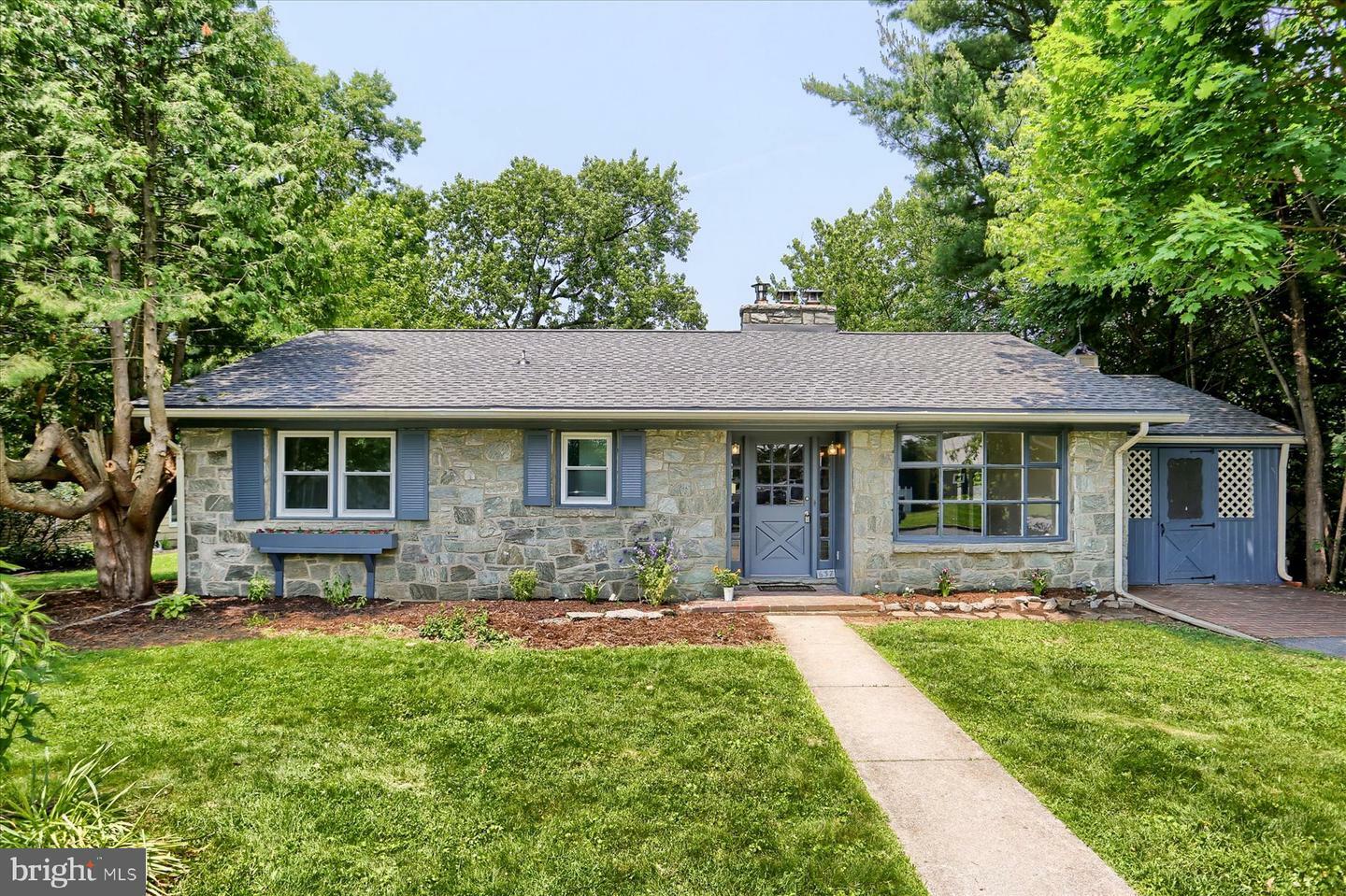 Property Photo: 637 E Cypress Street PA 17078