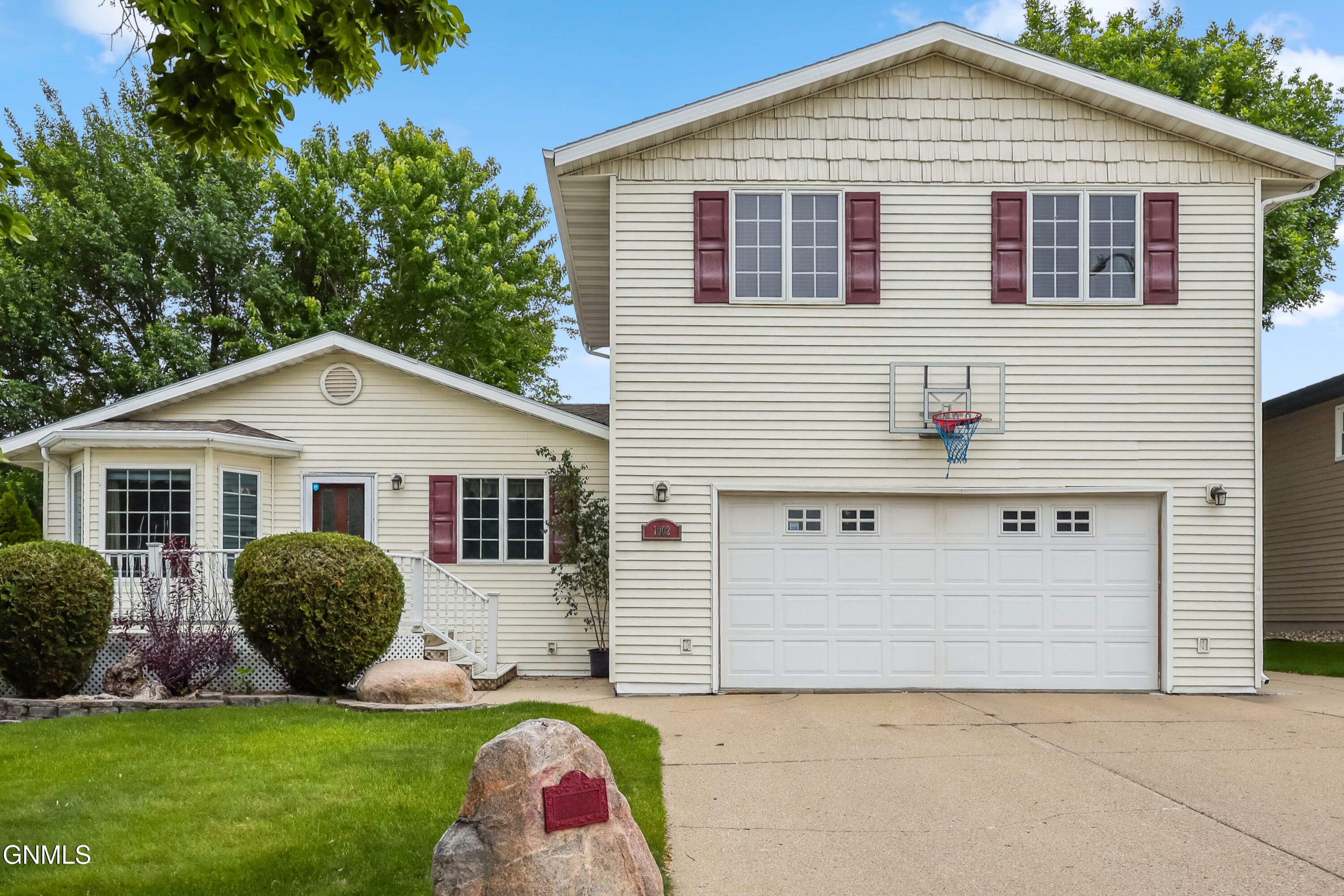 Property Photo: 1002 Turnpike Avenue E ND 58501