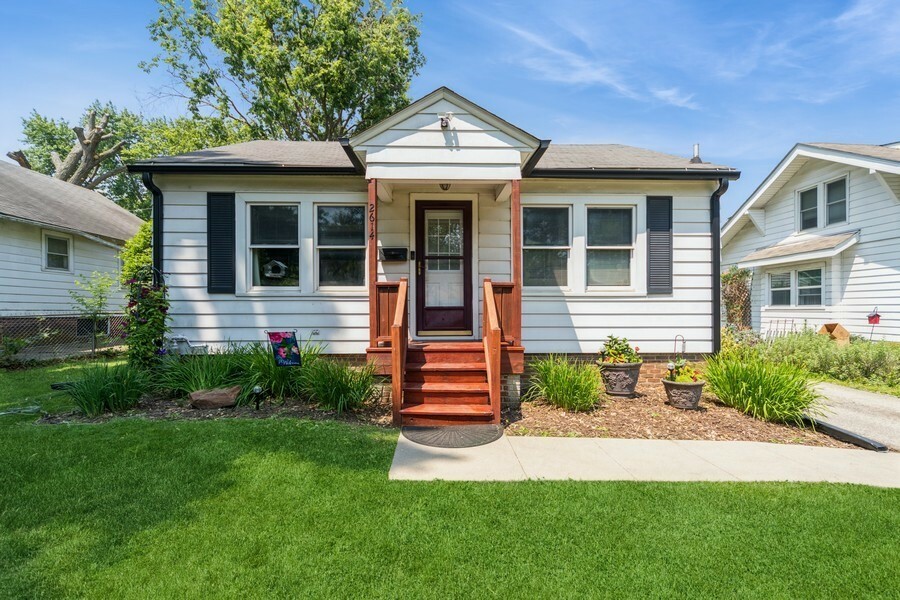 2614 40th Place  Des Moines IA 50310 photo