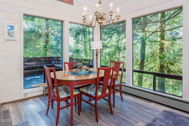 Property Photo: 6 Woodthrush Ln OR 97388