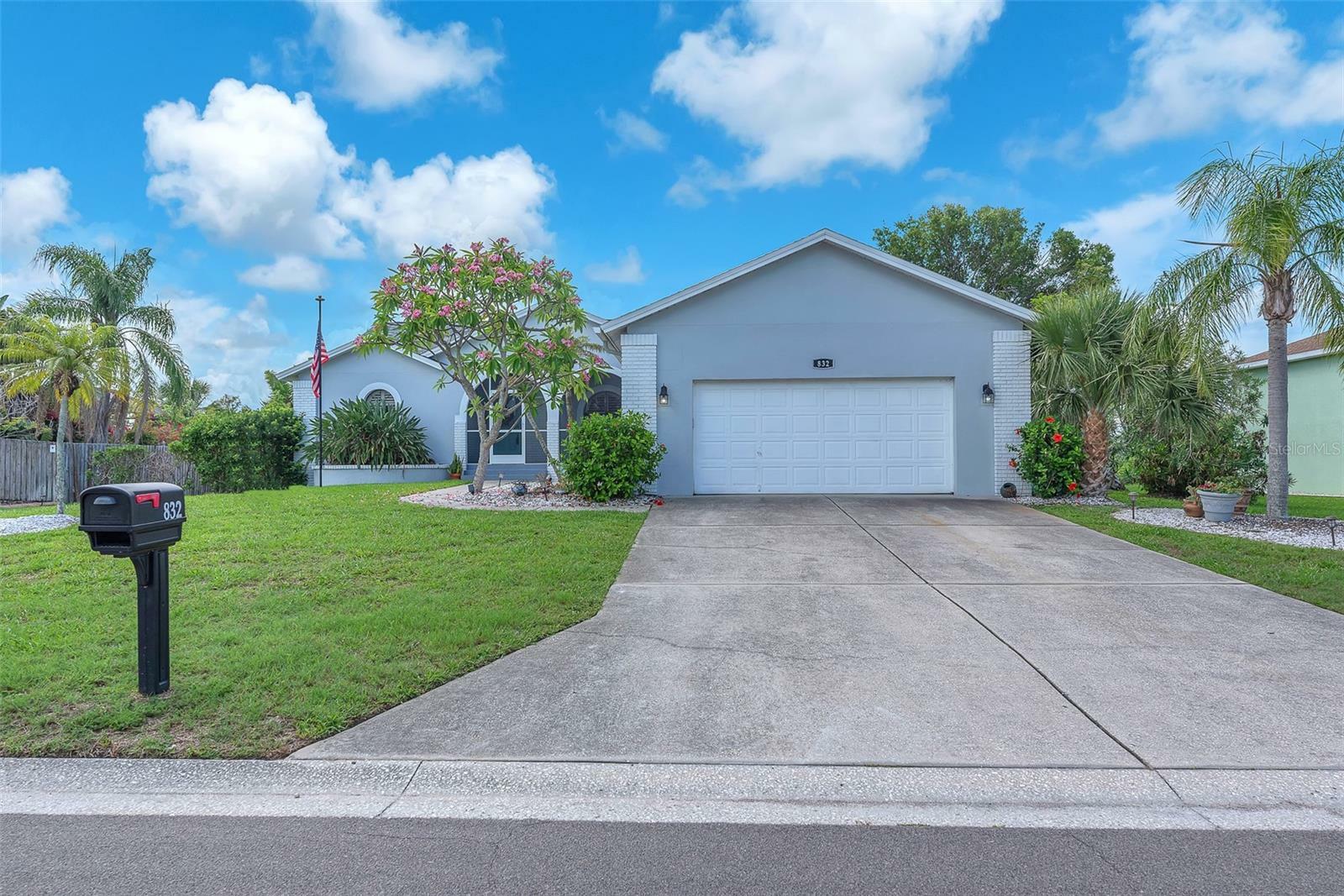 Property Photo: 832 Birdie Way FL 33572