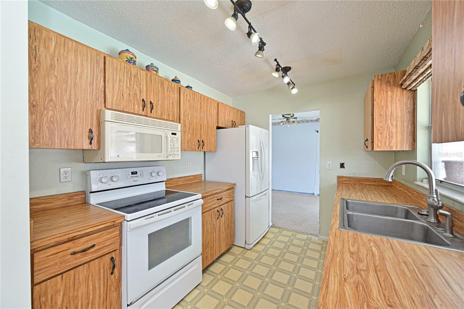 Property Photo: 6406 16th Avenue Drive W FL 34209