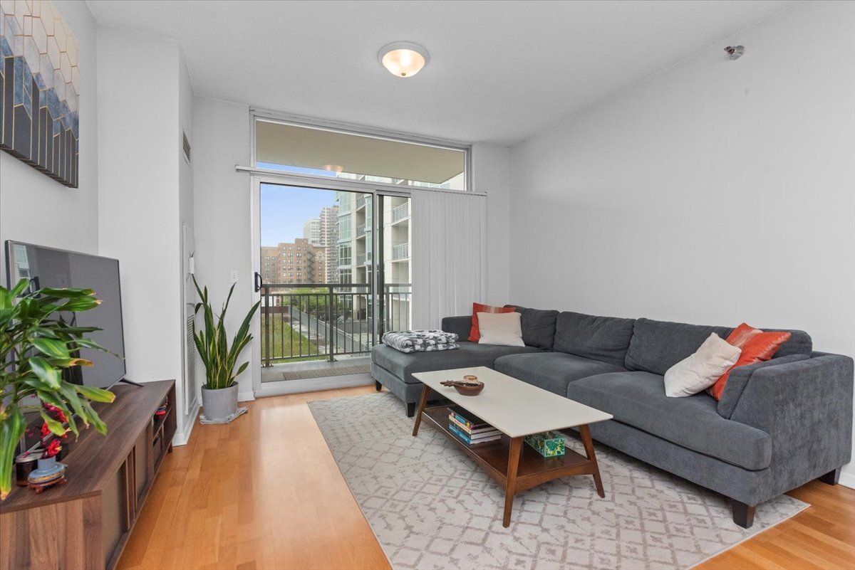 Property Photo: 1134 W Granville Avenue 618 IL 60660