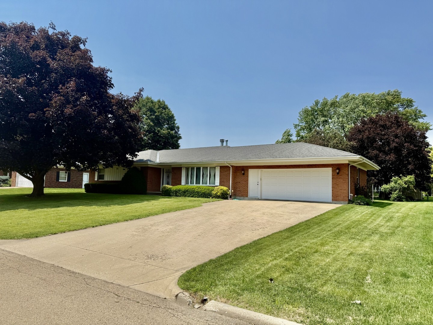 Property Photo: 1704 Lakewood Drive IL 61342