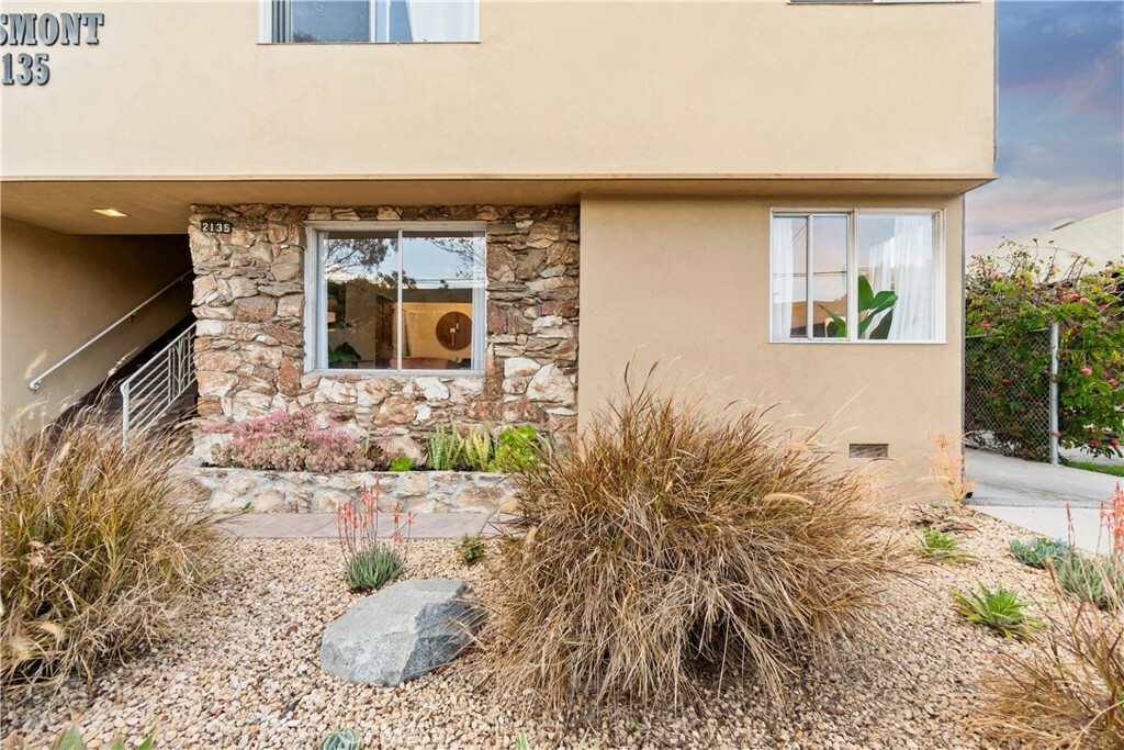 Property Photo: 2135 E Florida Street 2 CA 90814
