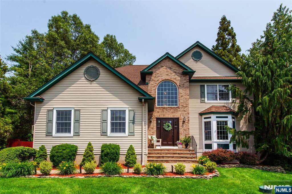 6 Anna Rose Court  Bloomingdale NJ 07403 photo