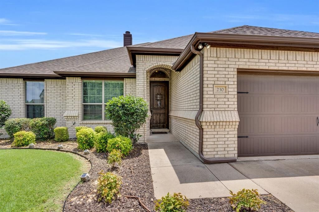 Property Photo:  230 Canterbury Court  TX 76065 