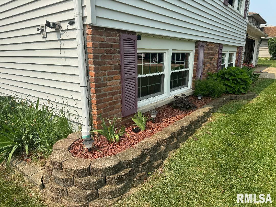 Property Photo:  214 Castle Drive  IL 61525 
