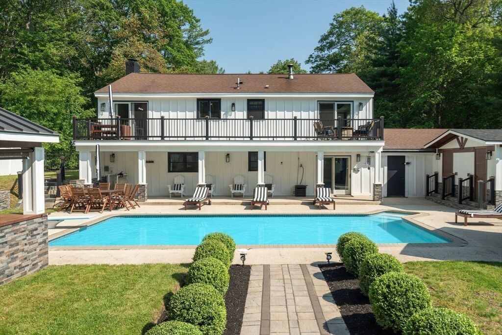 Property Photo:  7 Wagon Wheel Rd  MA 01810 