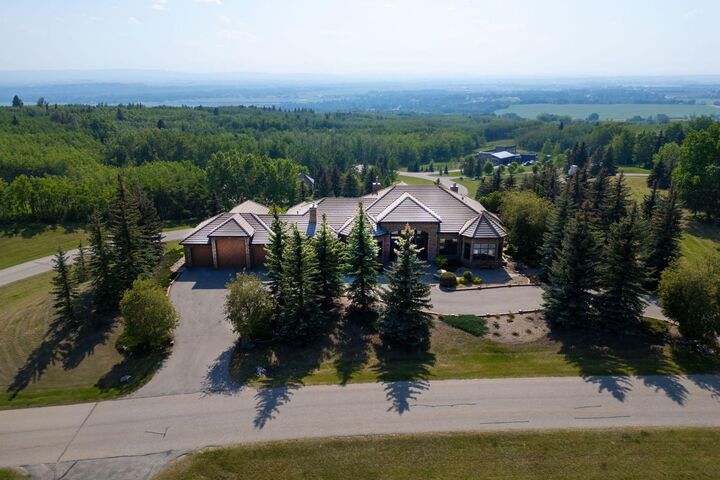 Photo de la propriété:  31 Pinnacle Ridge Drive SW  AB T3Z 3N7