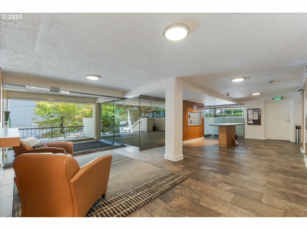 Property Photo: 2211 SW Park Pl 202 OR 97205