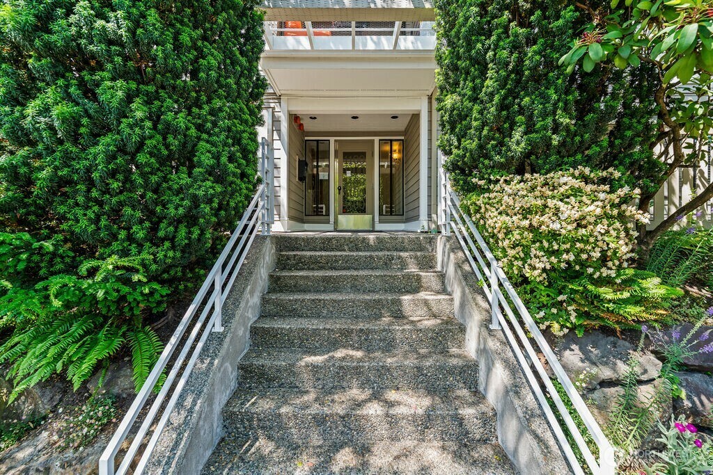 Property Photo:  1100 E Harrison Street 302  WA 98102 