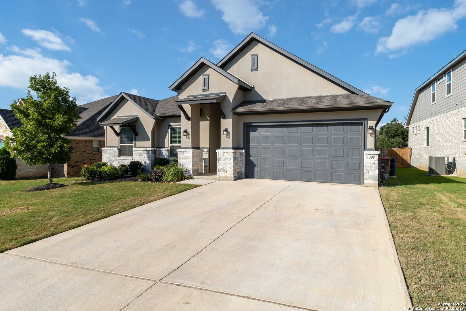 Property Photo: 1398 Oaklawn TX 78132