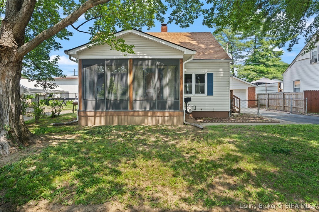 Property Photo: 425 Andalusia Avenue IN 47129
