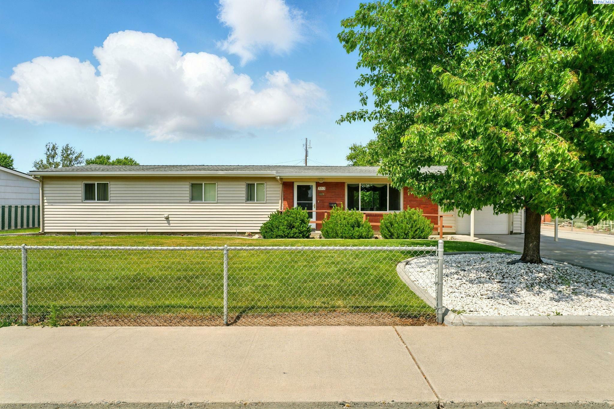 Property Photo: 3212 W John Day Ave WA 99336-2416