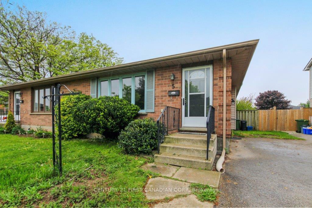 Property Photo: 5 Golding Place ON N5R 6B6