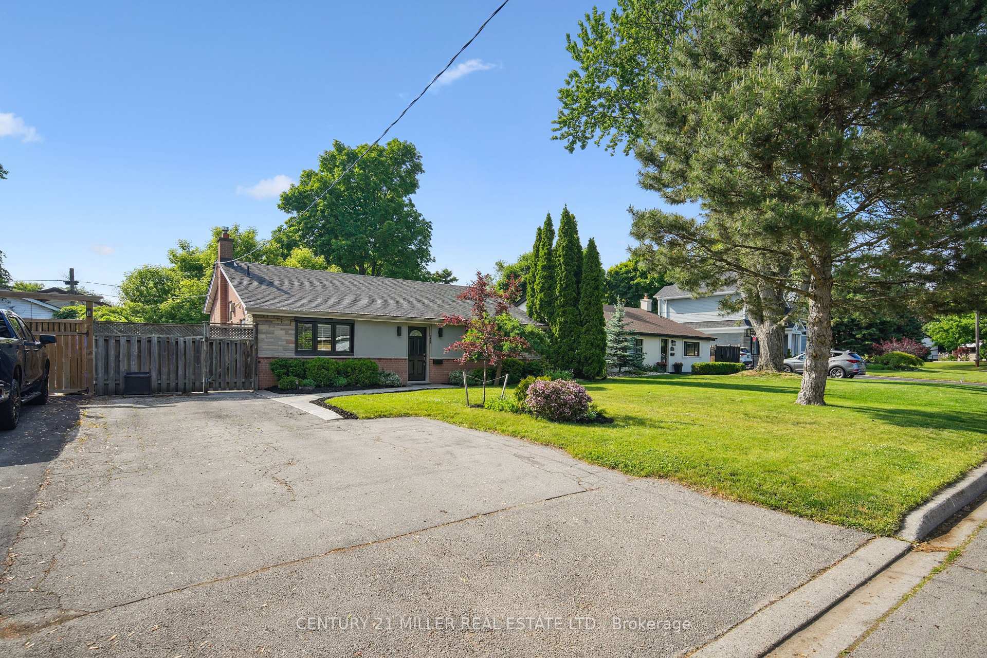 Photo de la propriété: 5455 Randolph Crescent ON L7L 3C4