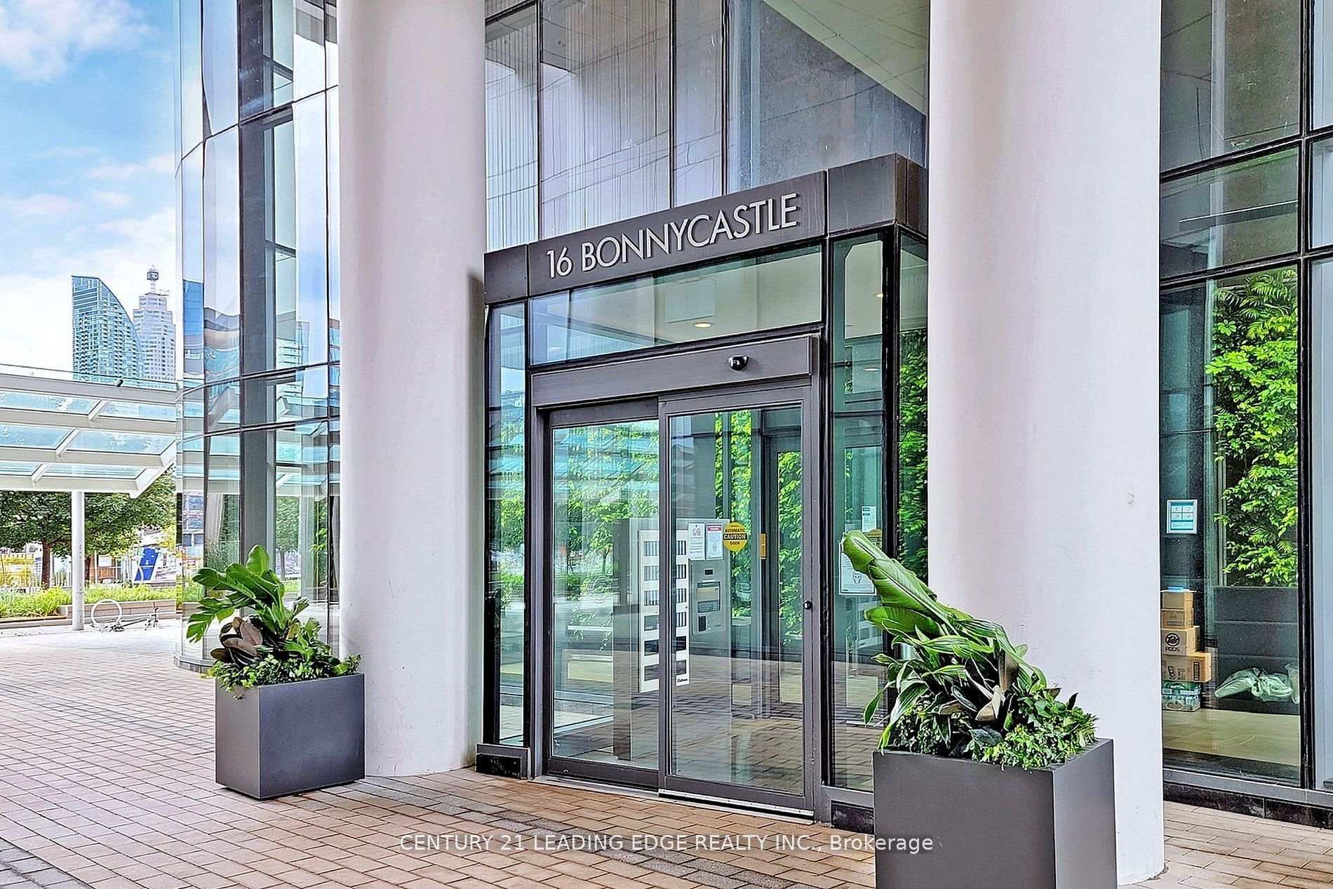 Photo de la propriété: 16 Bonnycastle Street 1801 ON M5A 0C9