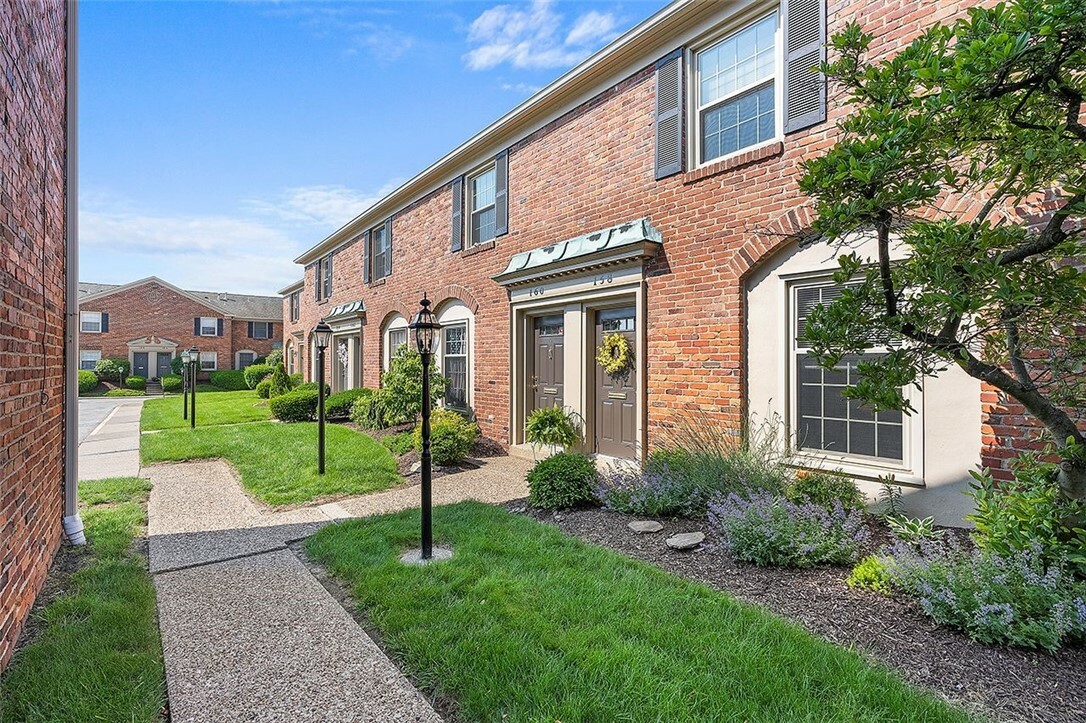 Property Photo: 158 Jamestown Ct PA 15216