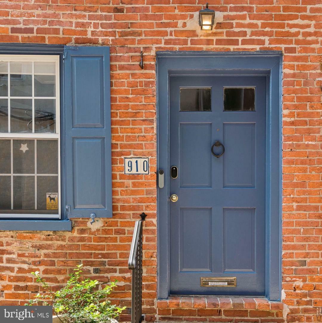 Property Photo: 910 Waverly Street PA 19147