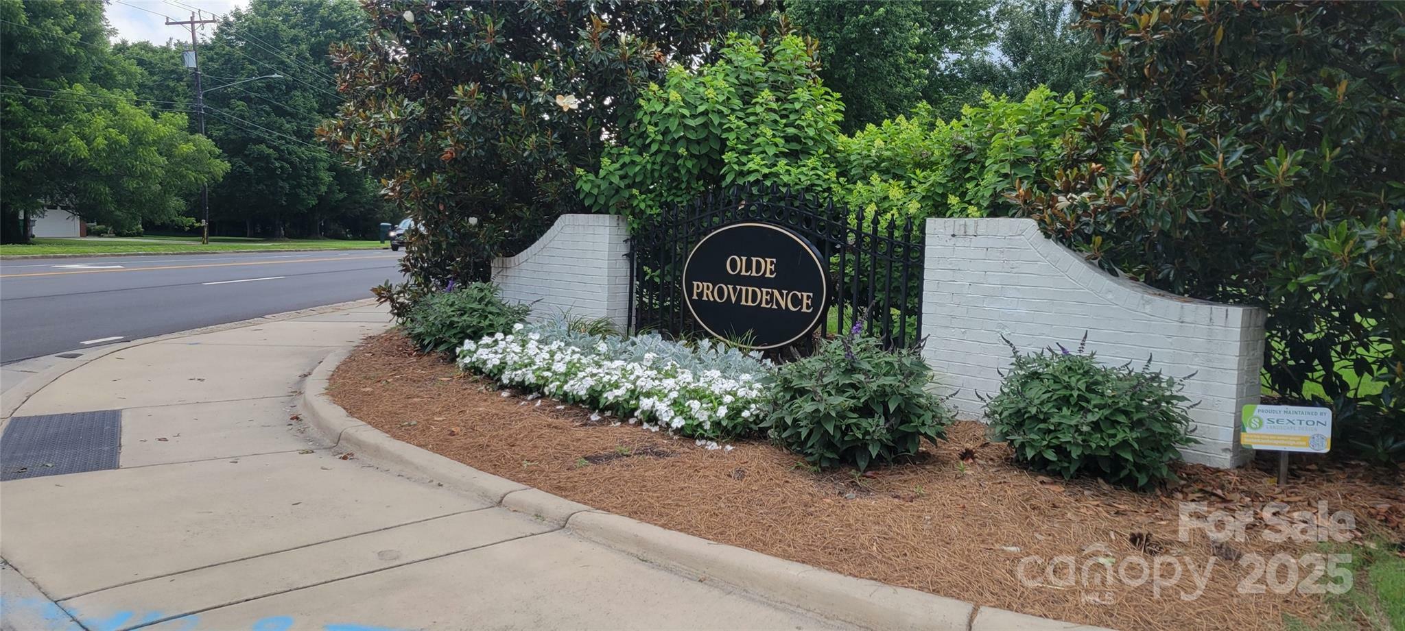 Property Photo: 7017 Knightswood Drive NC 28226