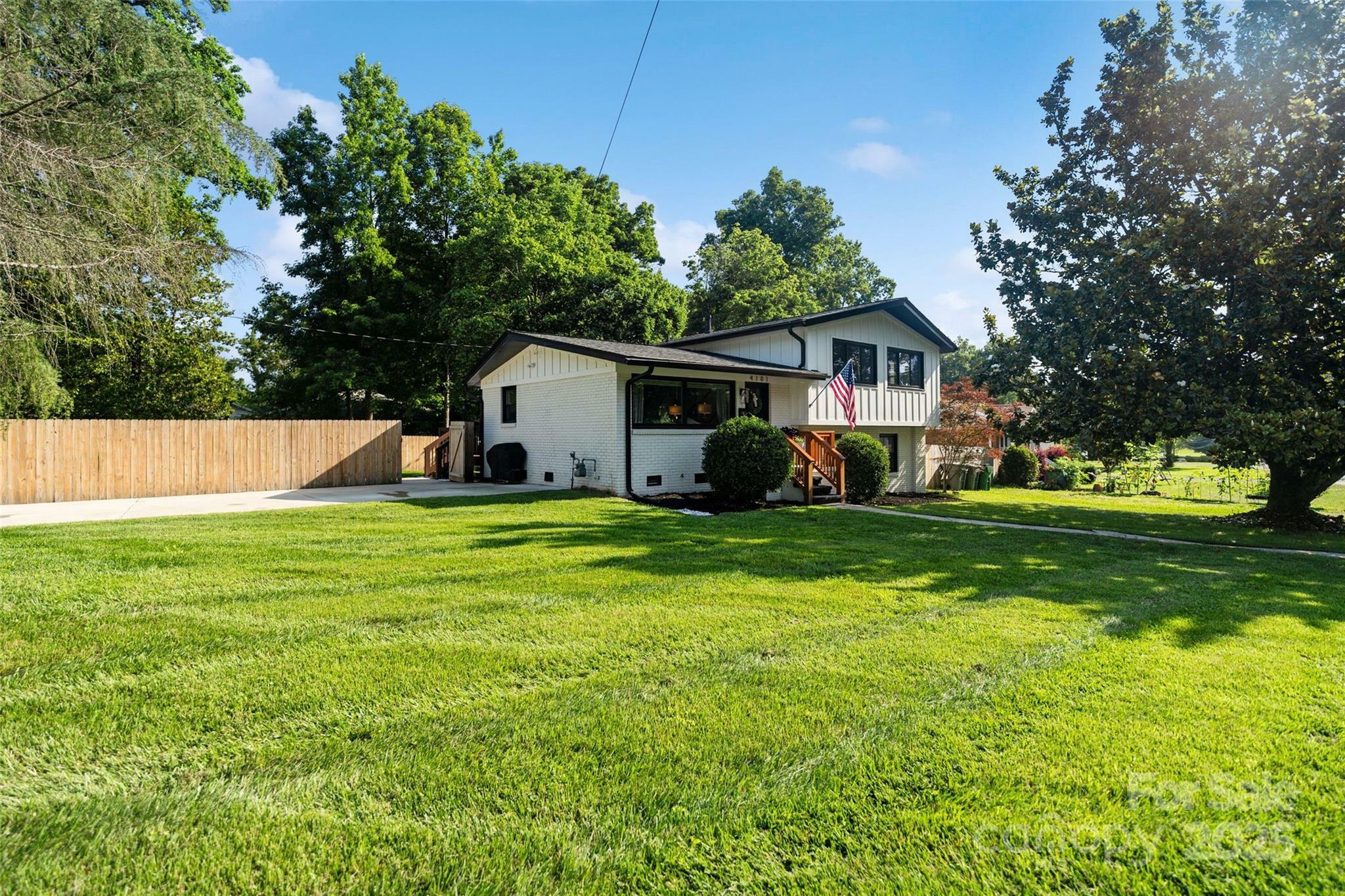 Property Photo: 4101 Tipperary Place NC 28215