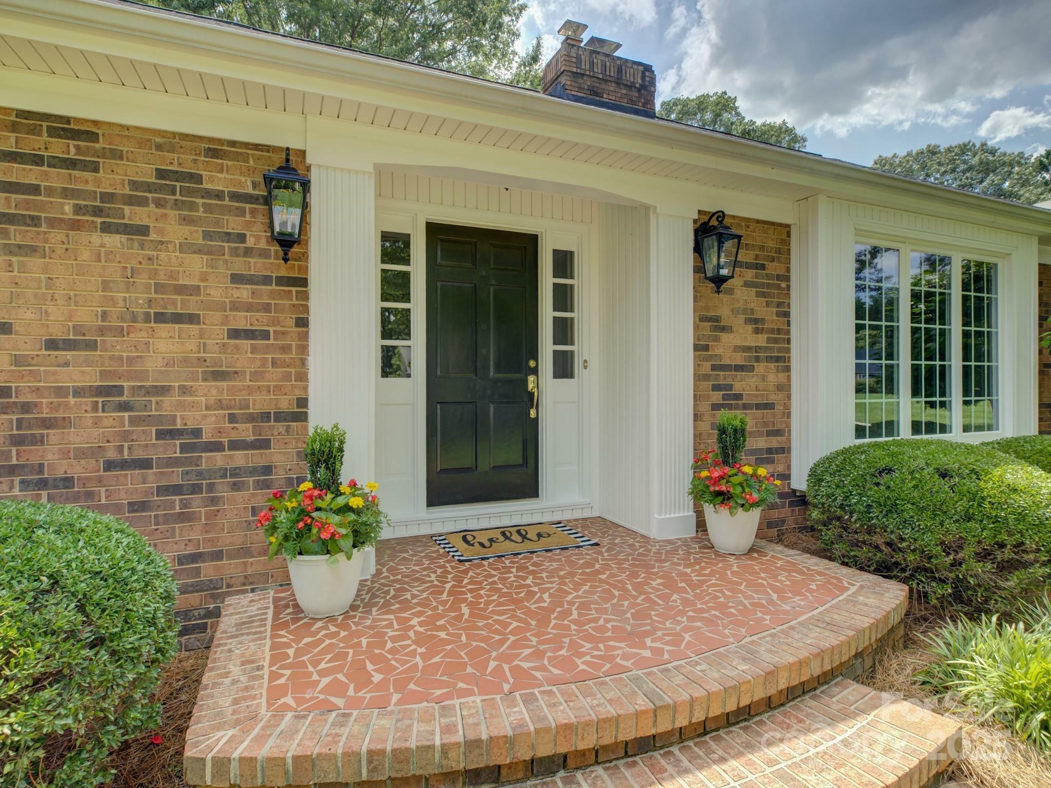 Property Photo: 6116 Springhouse Lane NC 28211