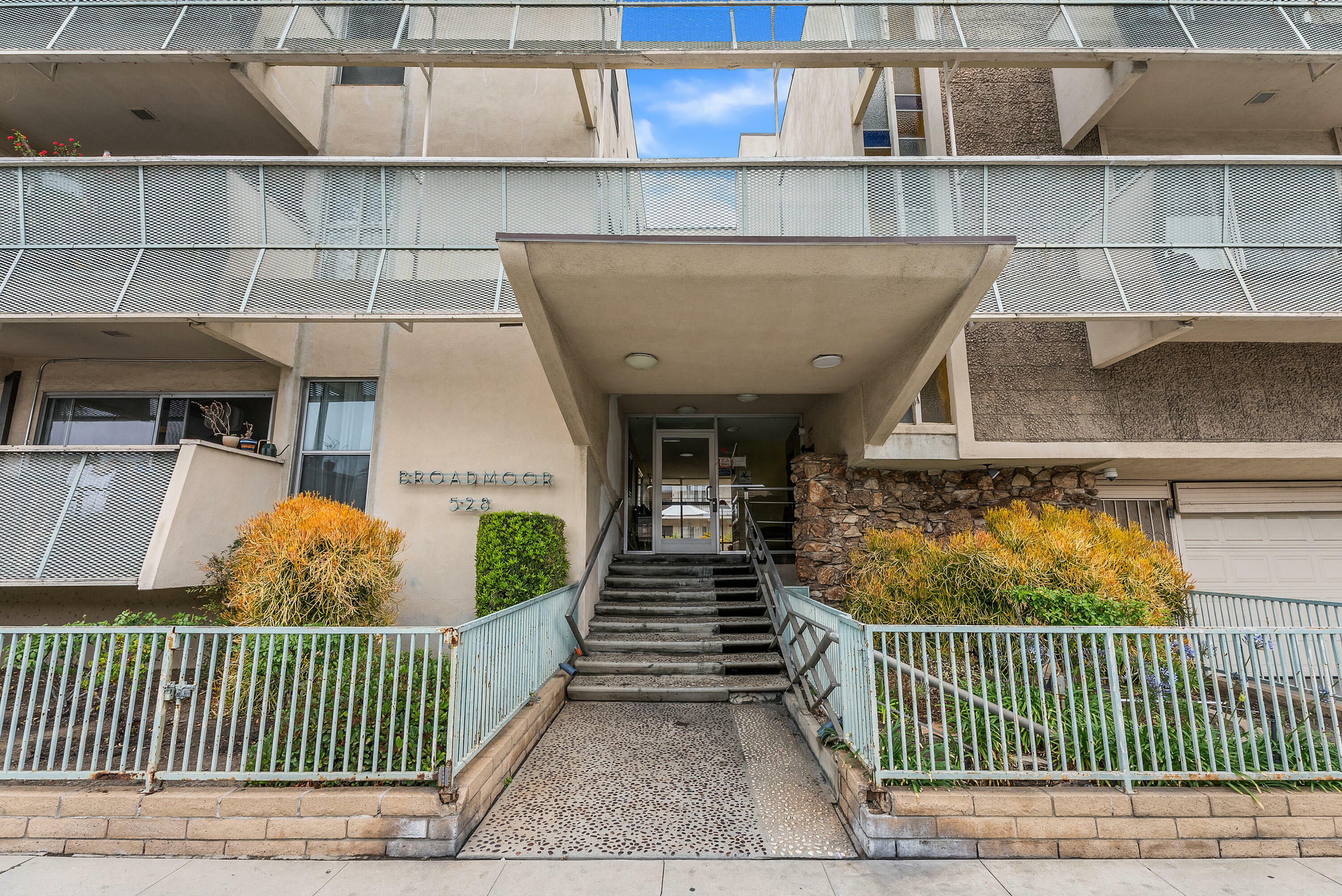 Property Photo: 528 Cedar Avenue 1L CA 90802