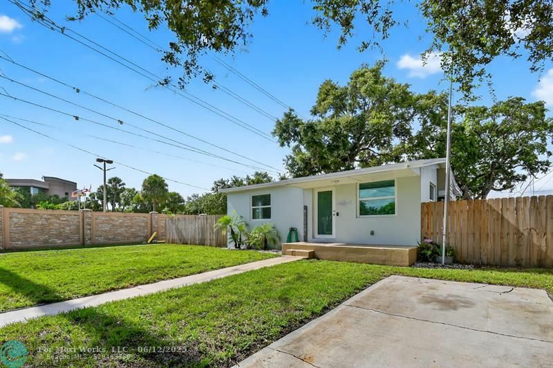 Property Photo: 6400 Oak St FL 33024