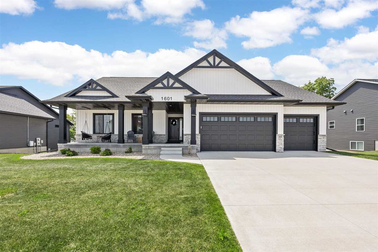 Property Photo:  1601 Green Oak Pass  IA 52340 