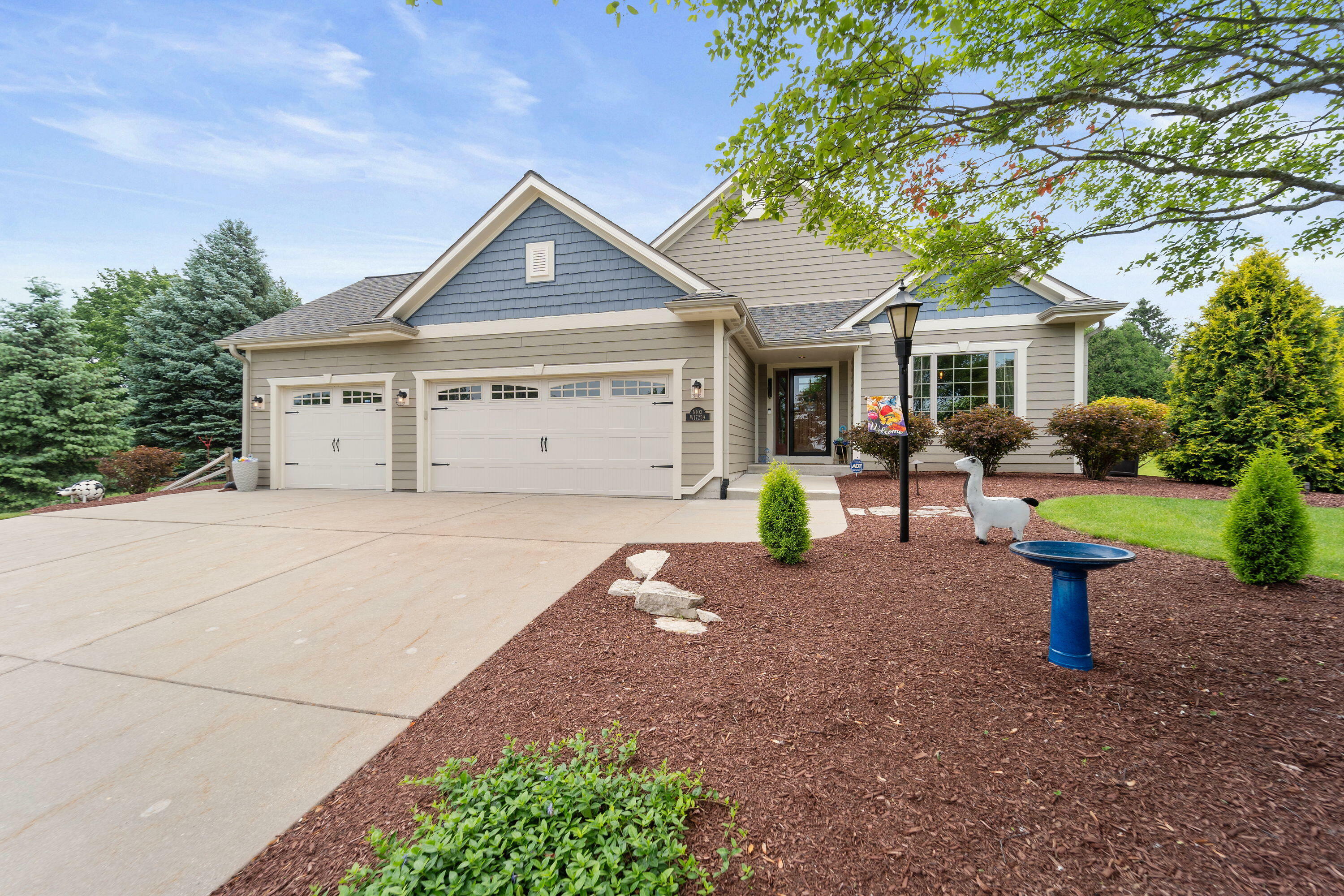 Property Photo: N103w17259 Pinewood Ct WI 53022