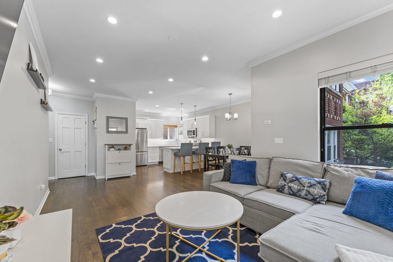Property Photo: 6351 N Glenwood Avenue 1S IL 60660