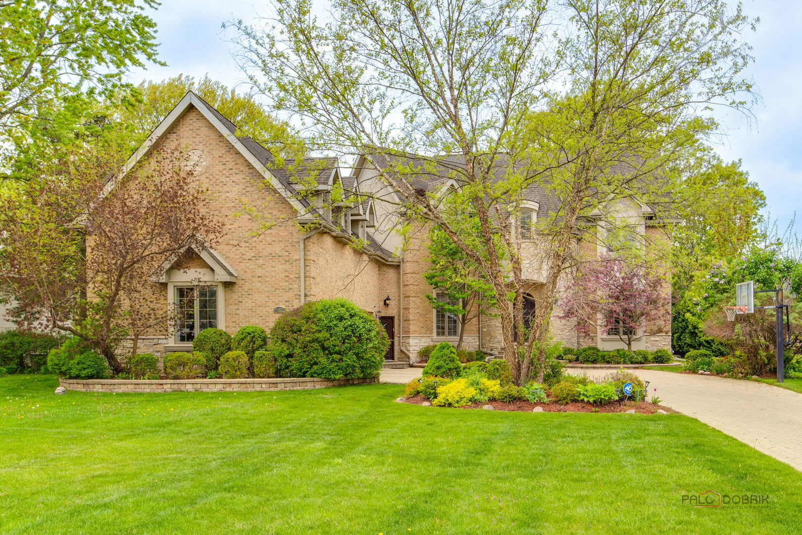 Property Photo: 300 Red Oak Road IL 60062
