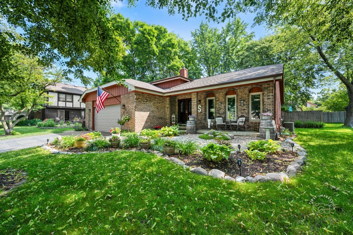 Property Photo: 2152 Cherrywood Circle IL 60565