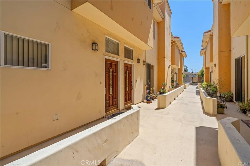 Property Photo: 14535 Margate Street 15 CA 91411