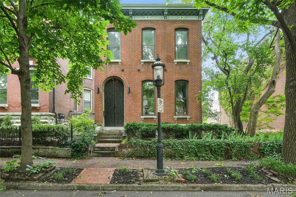 913 Morrison Avenue  St Louis MO 63104 photo
