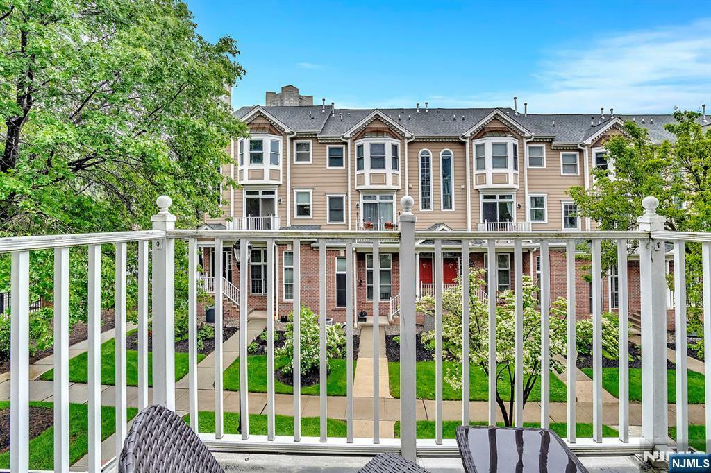 Property Photo:  274 Roslyn Court  NJ 07093 