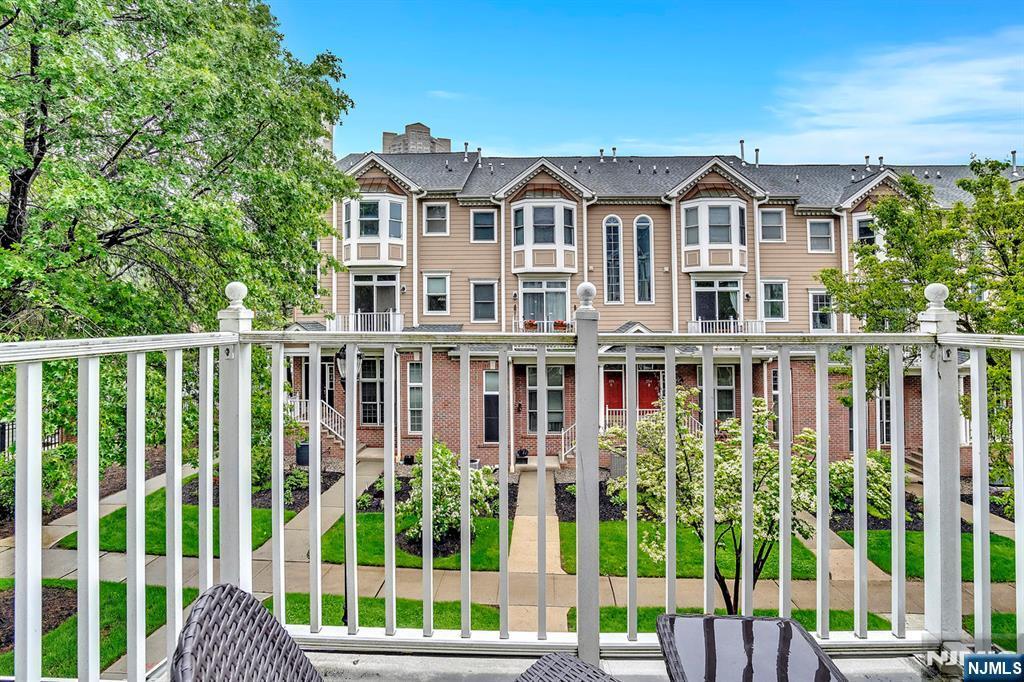 Property Photo:  274 Roslyn Court  NJ 07093 