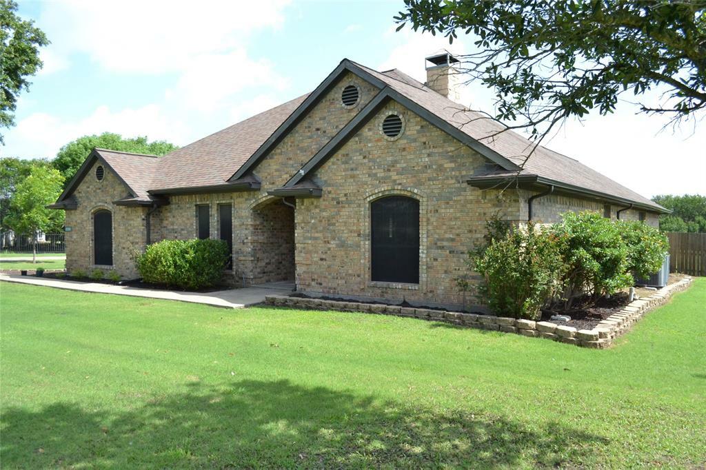 Property Photo: 1201 E Oaklawn Drive TX 75160