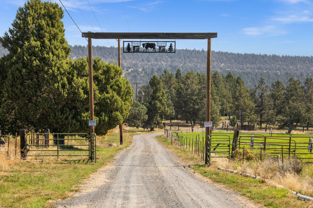 Property Photo: 11409 Harpold Road OR 97603