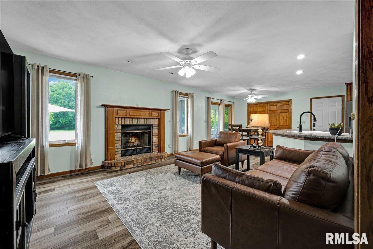 Property Photo: 1125 Oakwood Road IL 61611